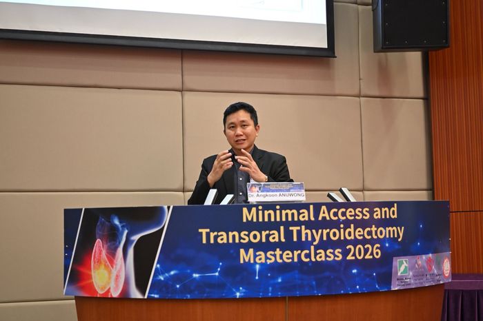 นพ.อังกูร อนุวงศ์ วิทยากร Transoral Thyroidectomy Masterclass ที่ฮ่องกง
