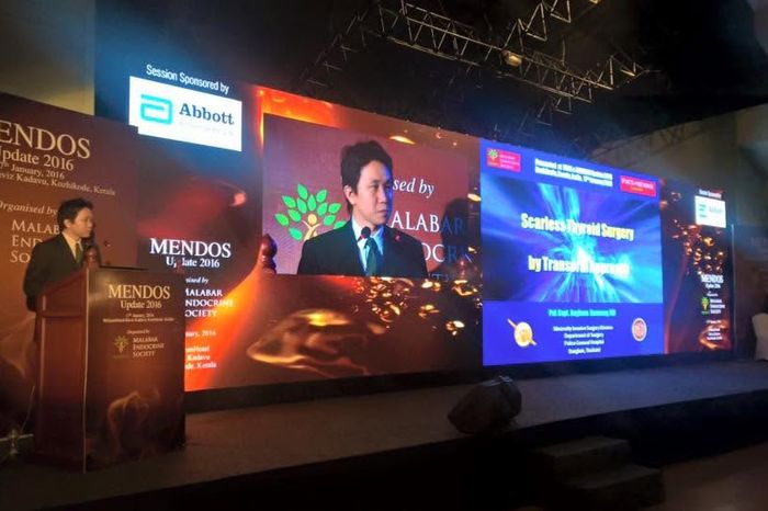 นพ.อังกูร อนุวงศ์ บรรยาย Scarless Thyroid Surgery บนเวทีการประชุมแพทย์ที่ประเทศอินเดีย