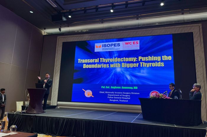นพ.อังกูร อนุวงศ์ บรรยายเรื่องผ่าตัดไทรอยด์ทางช่องปากบนเวที World Congress of Endoscopic Surgery