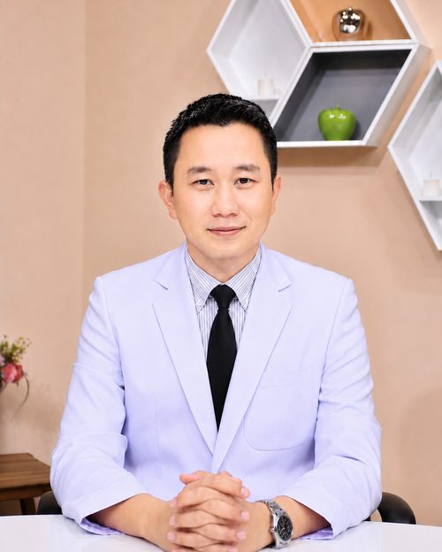 พ.ต.อ. นพ.อังกูร อนุวงศ์ ศัลยแพทย์ผ่าตัดไทรอยด์ส่องกล้องทางช่องปาก ผู้คิดค้นเทคนิค TOETVA