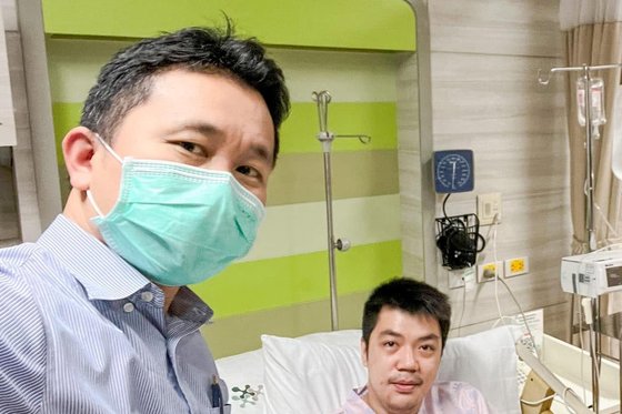 คุณณัฐพล ศุภชัยสมานพันธ์ ผู้นำนมัสการ ถ่ายภาพคู่กับ นพ.อังกูร อนุวงศ์ ขณะพักฟื้นหลังผ่าตัดไทรอยด์ส่องกล้องทางช่องปาก TOETVA