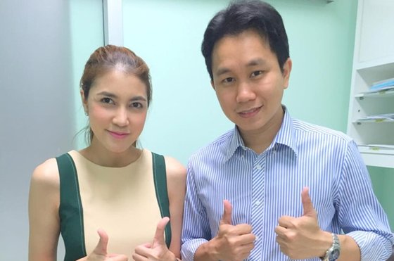 มาดามเพี๊ยซ กนกลดา บุตรพิมพา นักแสดงและอดีตนางงาม ถ่ายภาพคู่กับ นพ.อังกูร อนุวงศ์ หลังผ่าตัดไทรอยด์ส่องกล้องทางช่องปาก TOETVA