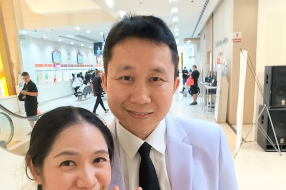 คุณสุชาดา มาชื่น ถ่ายภาพคู่กับ นพ.อังกูร อนุวงศ์ หลังผ่าตัดไทรอยด์ส่องกล้องทางช่องปากด้วยหุ่นยนต์ครบ 2 ปี